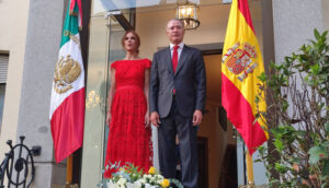 Embajador-y-esposa-ok
