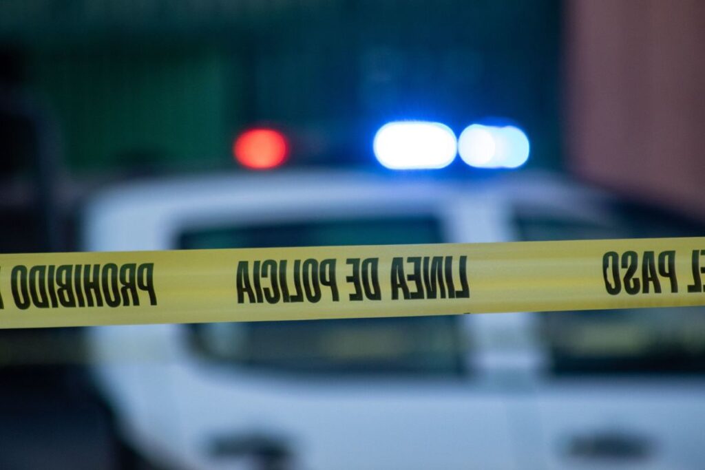Una mujer y dos hombres fueron asesinados en el interior del domicilio con el número 101 en la calle Plan de Ayutla, de la colonia Benito Juárez. Elementos policiacos recibieron el llamado alrededor de las 17 horas, de un ataque armado en el domicilio mencionado, testigos informaron que un sujeto ingreso y después se escucharon detonaciones de grueso calibre, después el hombre huyo a pie entre las calles.