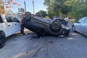 choque-en-los-mochis-provoca-volcadura-de-vagoneta-y-un-joven-herido-d1b2d377-focus-0-0-600-400